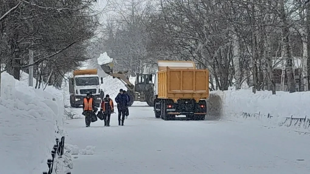 Работы по вывозу снега в Охинском районе продолжаются под контролем областных служб  Ситуация с ликв