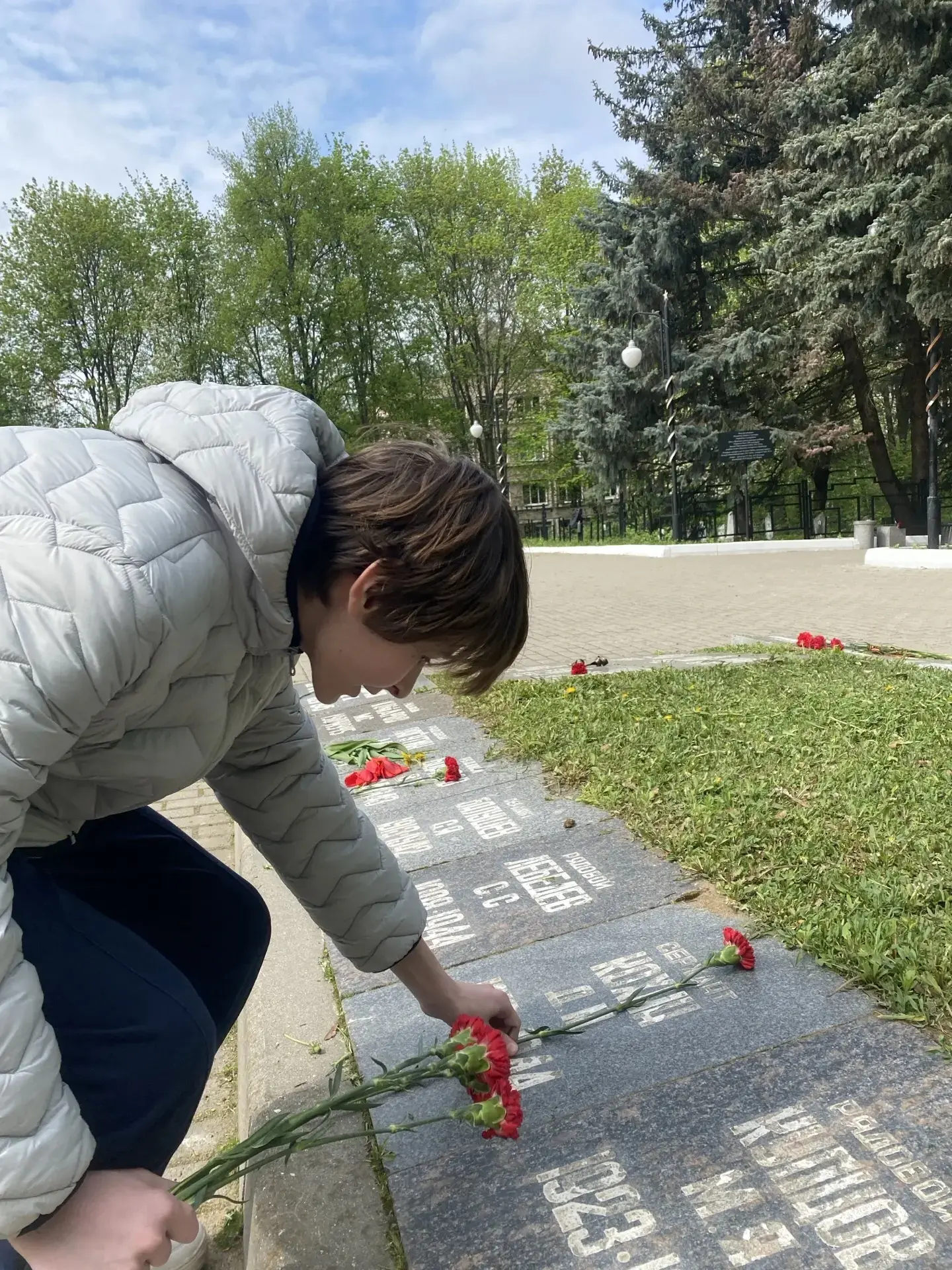 Сегодня ученики 7 В класса вместе с классным руководителем Е.А. Немановой возложили цветы к Вечному 