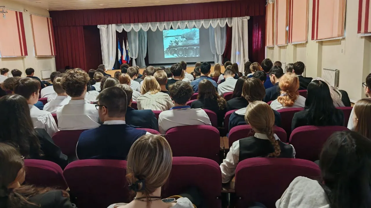 В рамках патриотического проекта «Тыловик.РФ» учащиеся 9–11‑х классов нашей школы посмотрели два поз