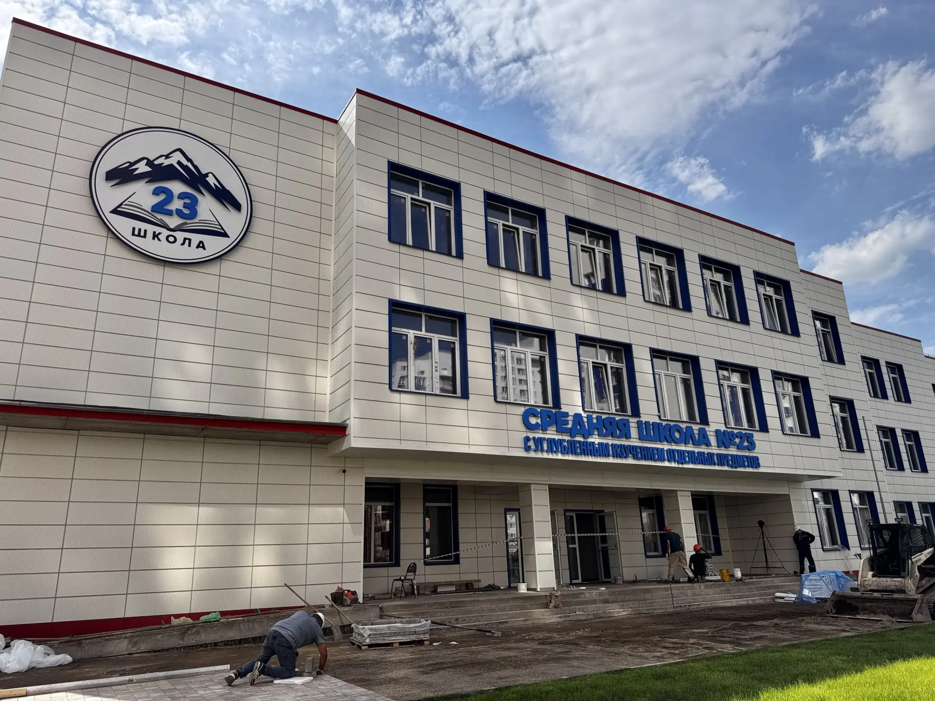 В Тихих Зорях завершается благоустройство на территории новой школы