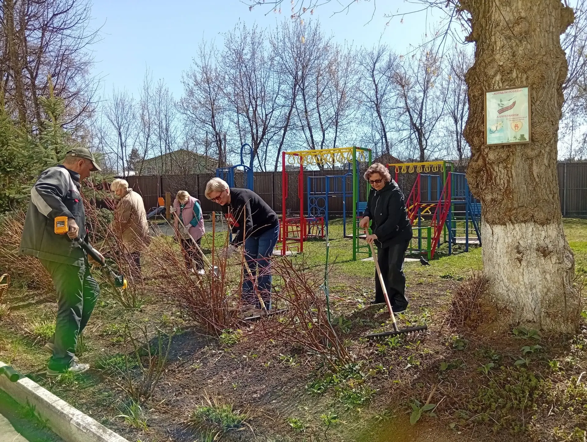 🌱Декада чистоты Во всех учреждениях соцзащиты прошли первые субботники. Сотрудники дружно вышли на у