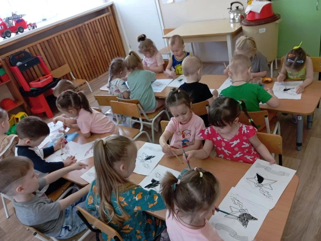 Во второй младшей группе "Василек" прошло занятие "Дети рисуют Вечный огонь"