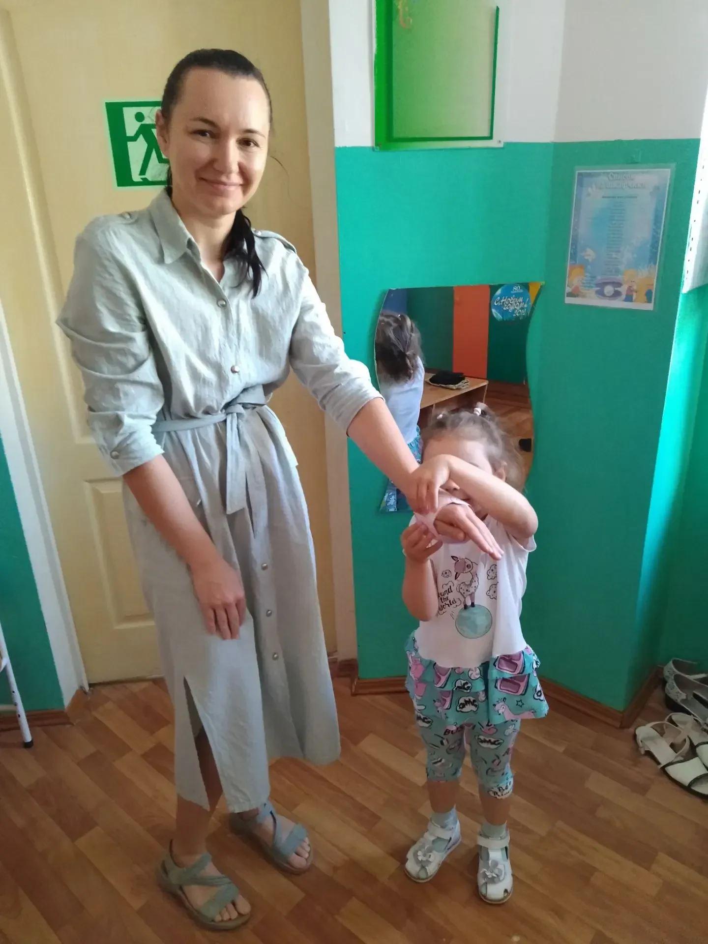Для своих мамочек ребята средней группы "А"сделали замечательный подарок - браслет "Бабочка".
Раскра