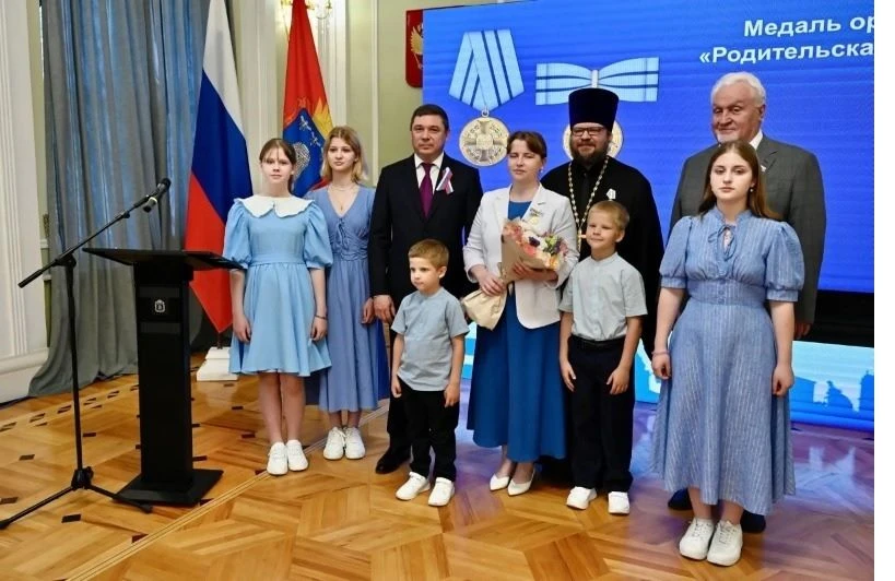 В День России Евгений Первышов вручил государственные награды
 
Среди получивших награды – участники