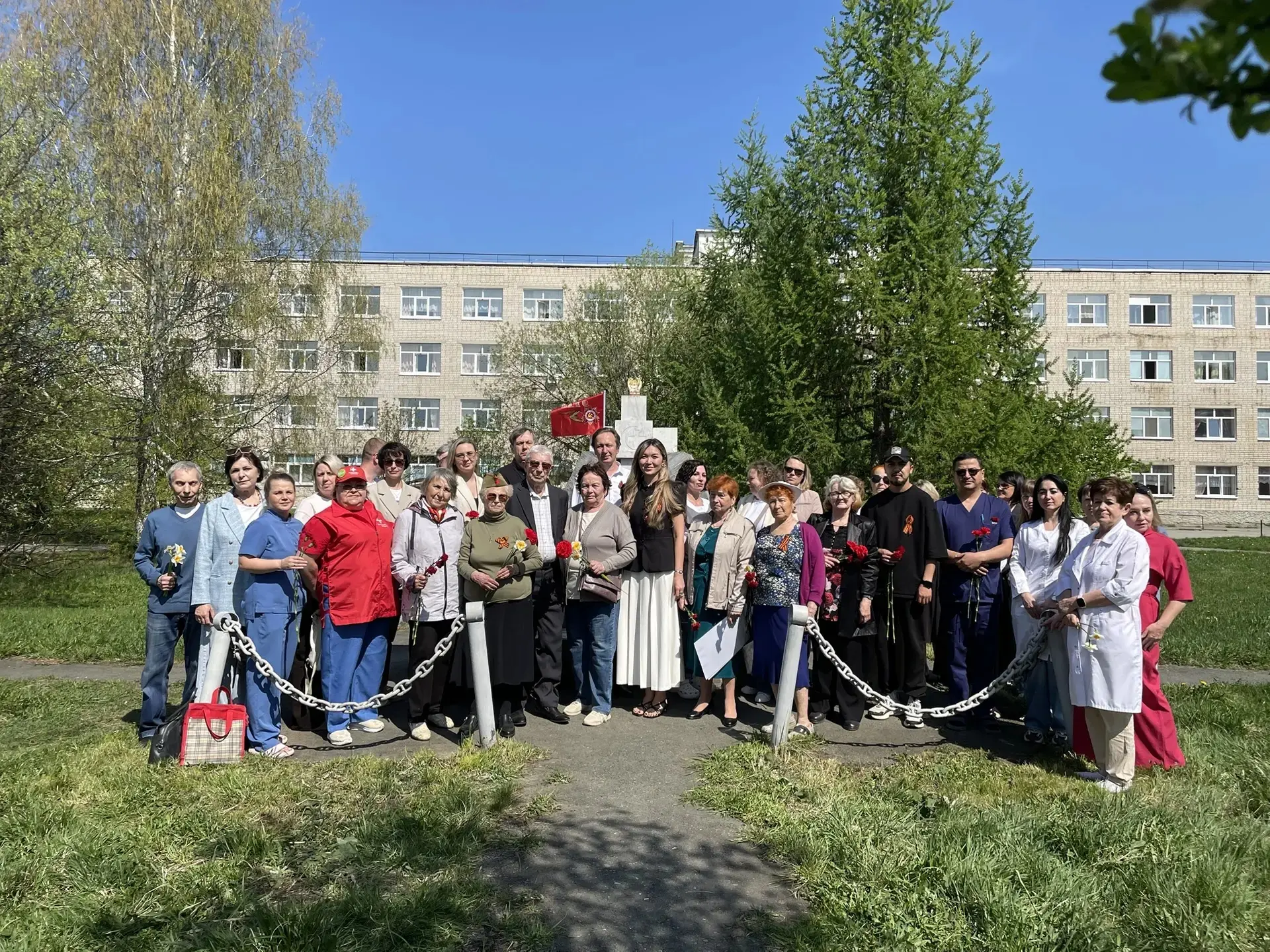 Накануне 9 мая совет ветеранов и сотрудники Сысертской больницы почтили память воинов-м...