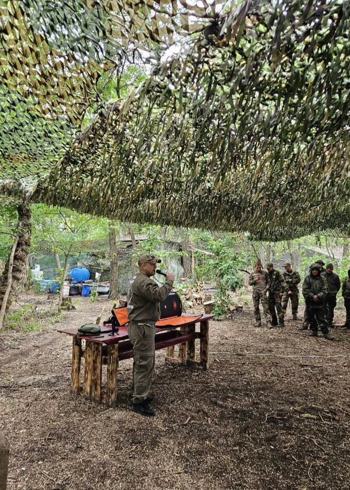 Многие спрашивают: зачем на фронте музыка, когда нужно воевать?
Зачем песни там, где грохочет металл
