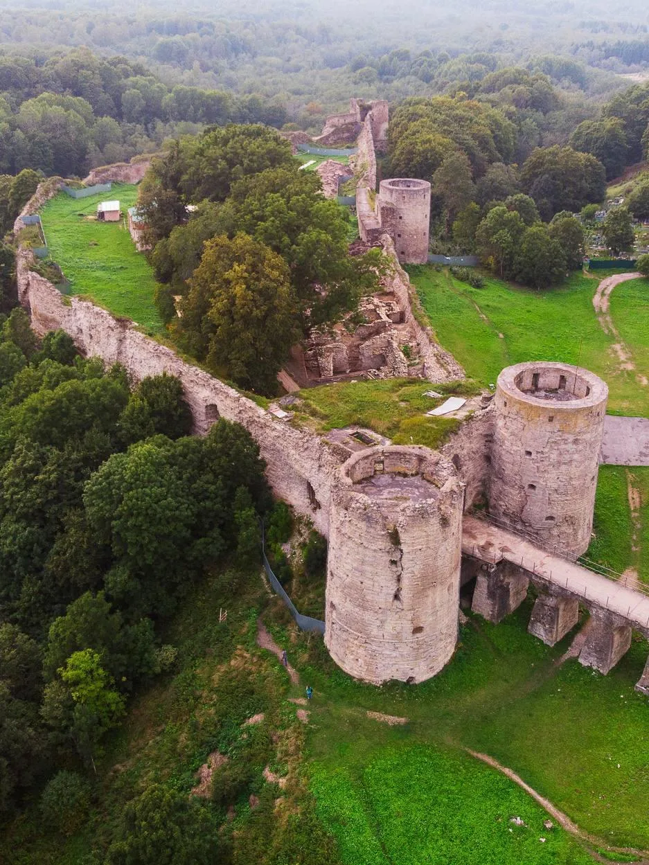 🏰 Копорская крепость — настоящий средневековый замок под Петербургом

🗓 Ежедневно, 10:00–18:00

В 