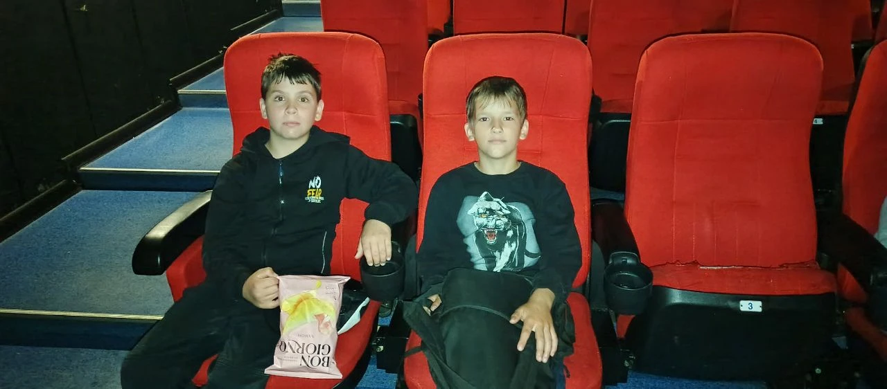 🍿🎬 **КИНОДЕНЬ В НАШЕМ ЛАГЕРЕ: ПОГРУЖЕНИЕ В ВОЛШЕБСТВО!** ✨🐻