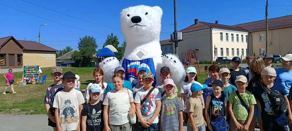 В преддверии праздника День России воспитанники пришкольного лагеря участвовали в интересных районны