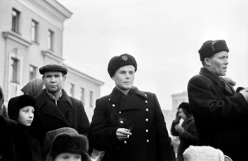 Фотография из архива Ростислава Иванова, сделанная возле ДК имени С. М. Кирова, относится к 60-м год