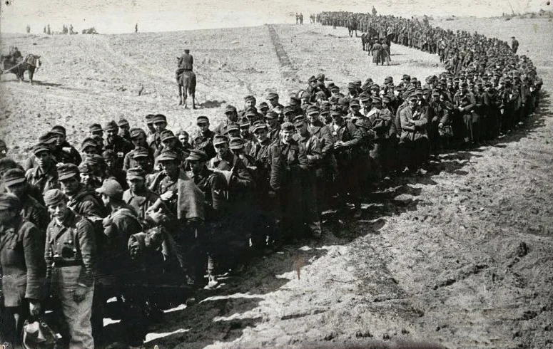 Отвоевались

Третий Рейх, Восточная Пруссия, город Пиллау

Апрель 1945 года

Колонна пленных немцев 