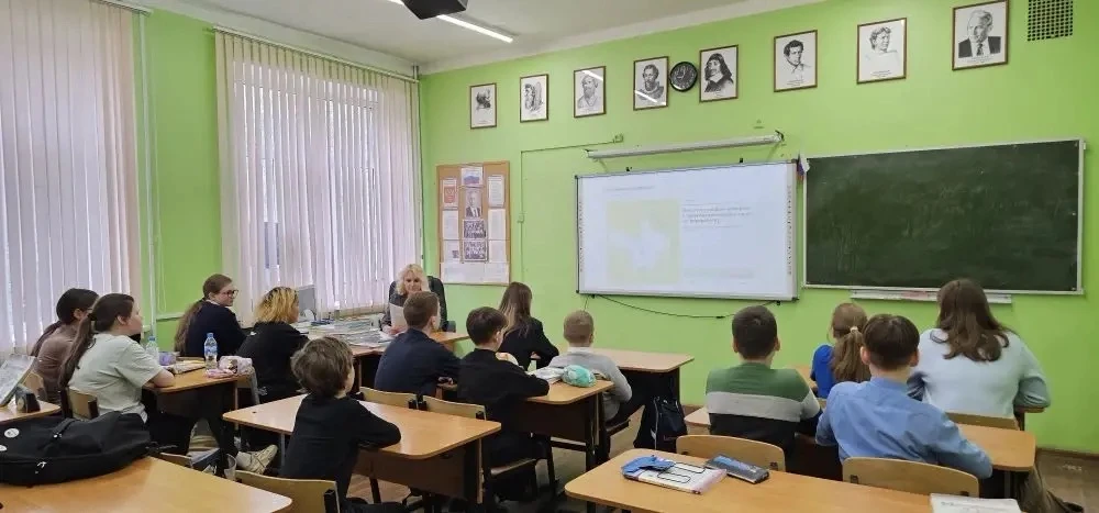 Традиционно неделя началась с поднятия флага и исполнения гимна. А на уроке разговоры о важном "День