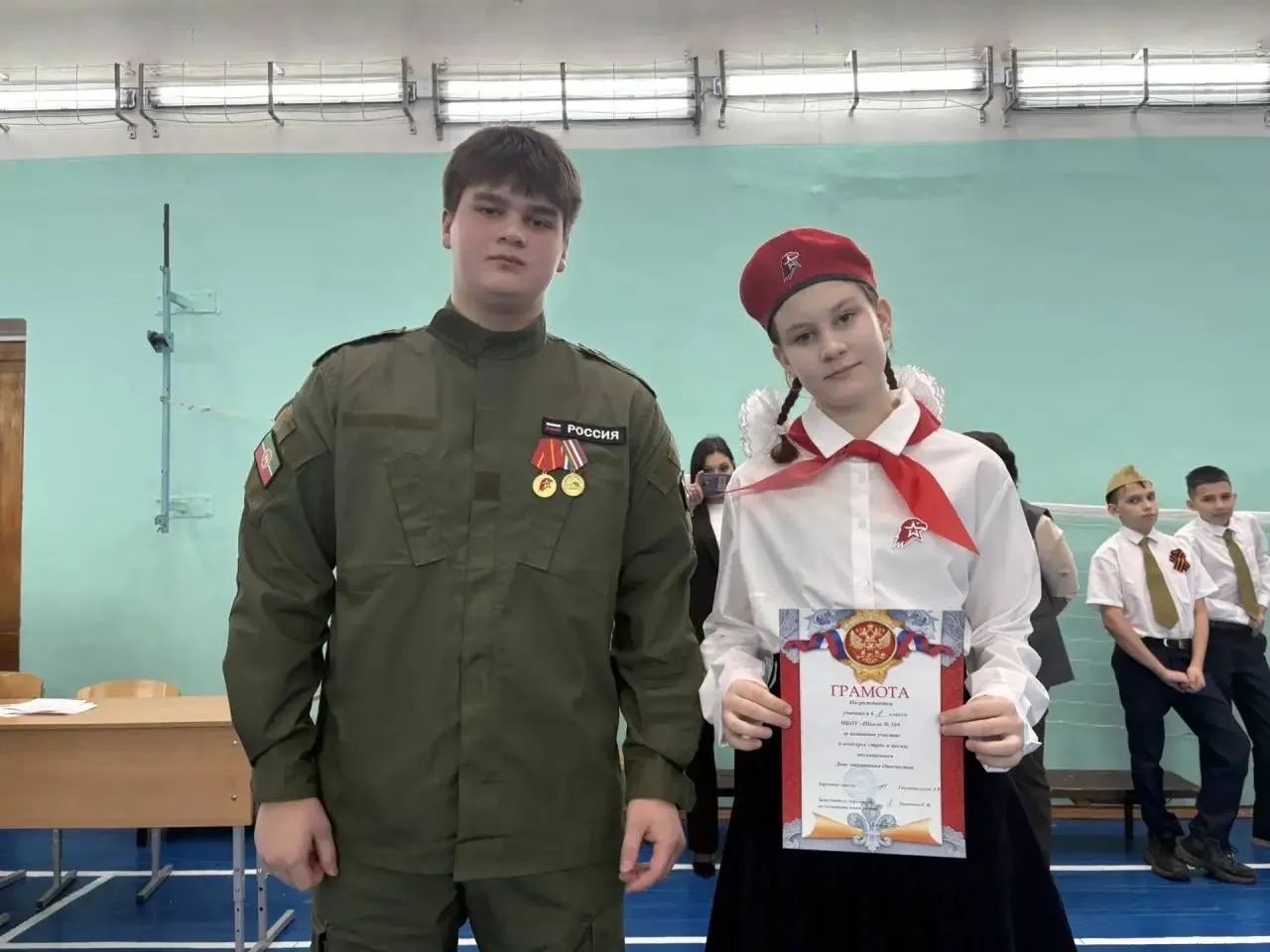 Смотр строя и песни 6–7 классов 🎖️  📌Учащиеся 6-х и 7-х классов приняли участие в традиционном смотр