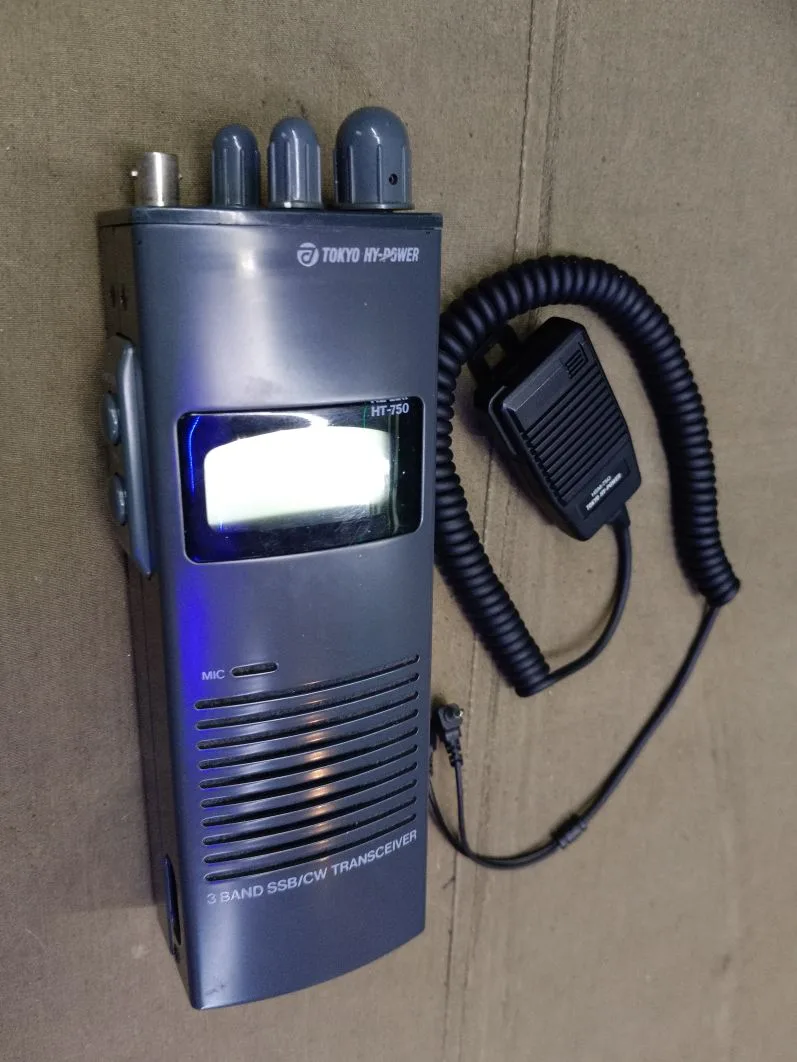 Редкая и малоизвестная носимая КВ радиостанция Tokyo Hy-Power HT-750.
Диапазоны частот: 7 МГц, 21 МГ