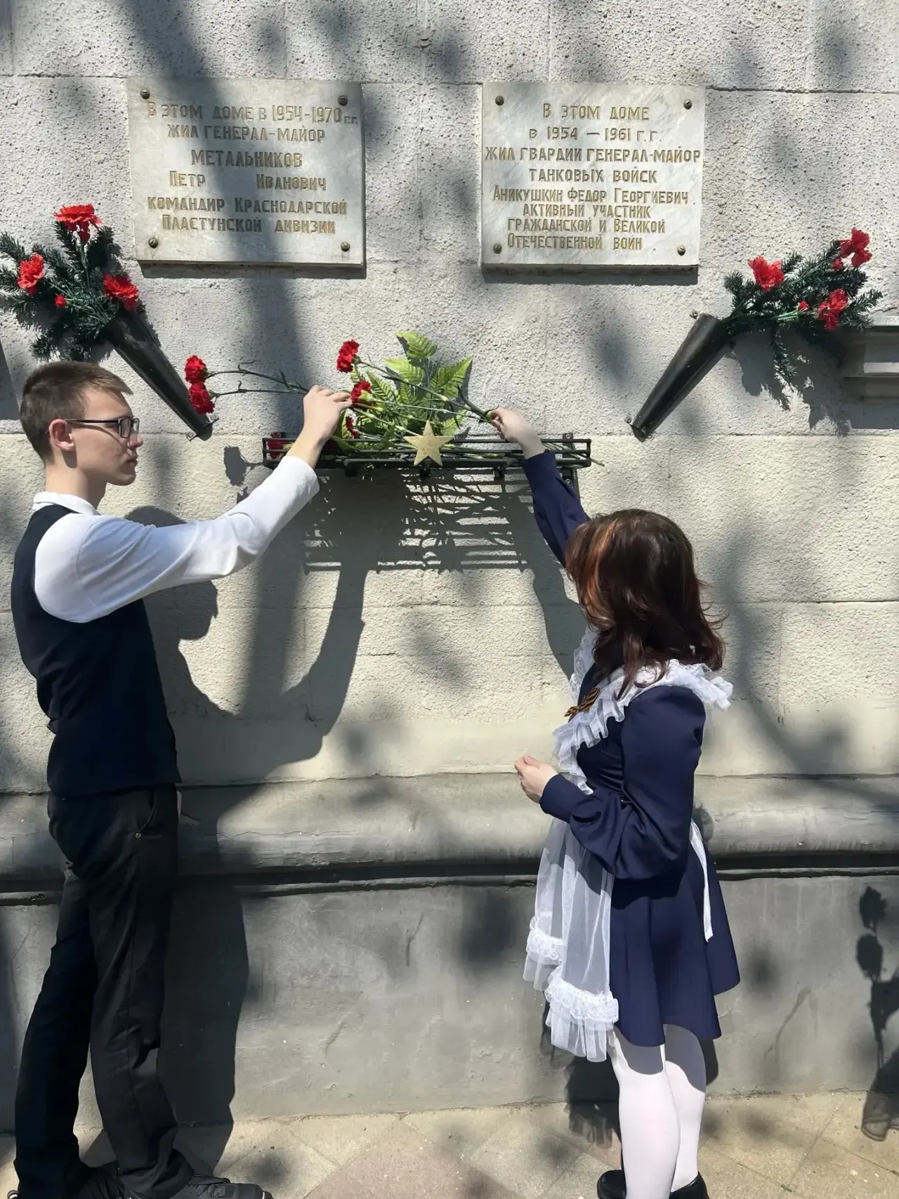 Сегодня учащиеся 11 «В» и 11 «Г» классов гимназии 87 возложили цветы к мемориальной доске. «В этом д