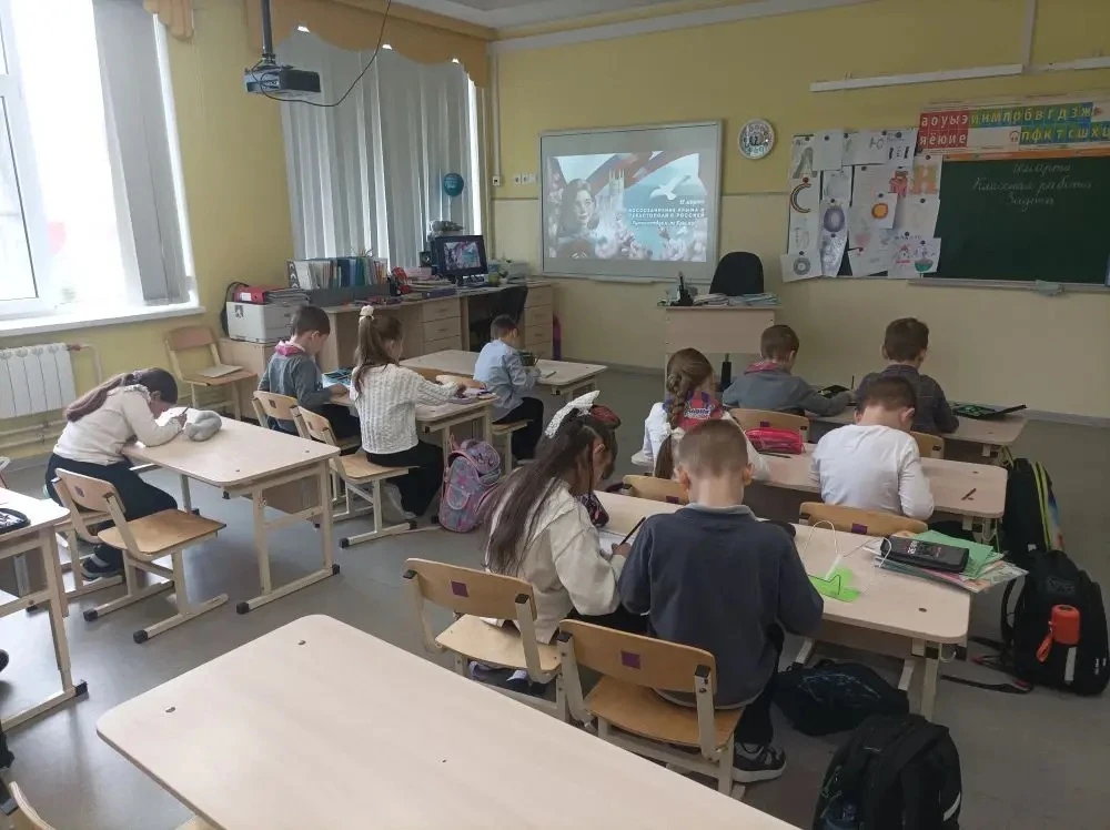 🗓 Важная дата в истории нашей страны! Сегодня, 18 марта, в нашей школе прошли тематические классные 