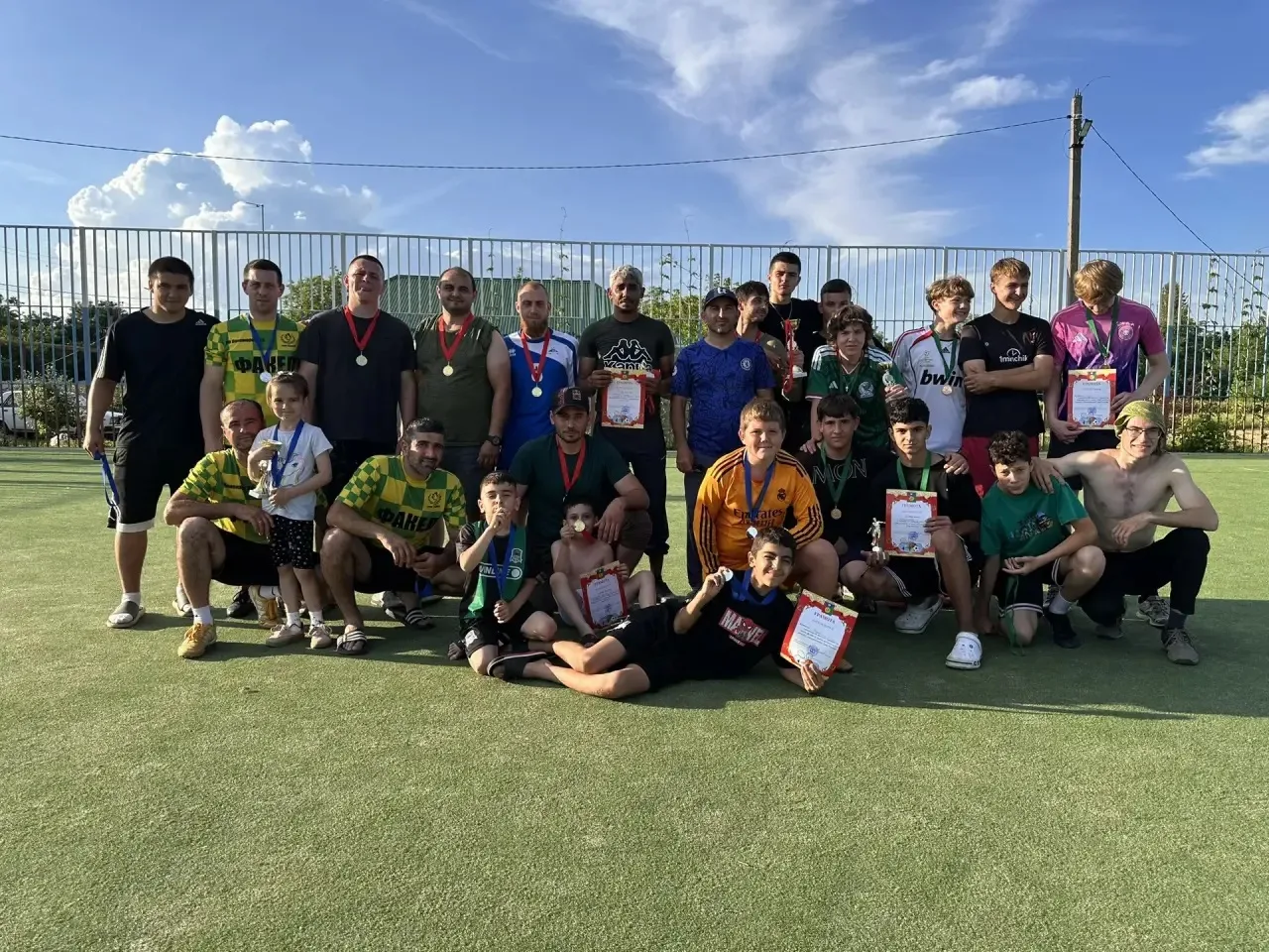 ⚽️🏆 Жаркие футбольные баталии в Дондуковской: итоги праздничного турнира!

В нашей станице прошёл з