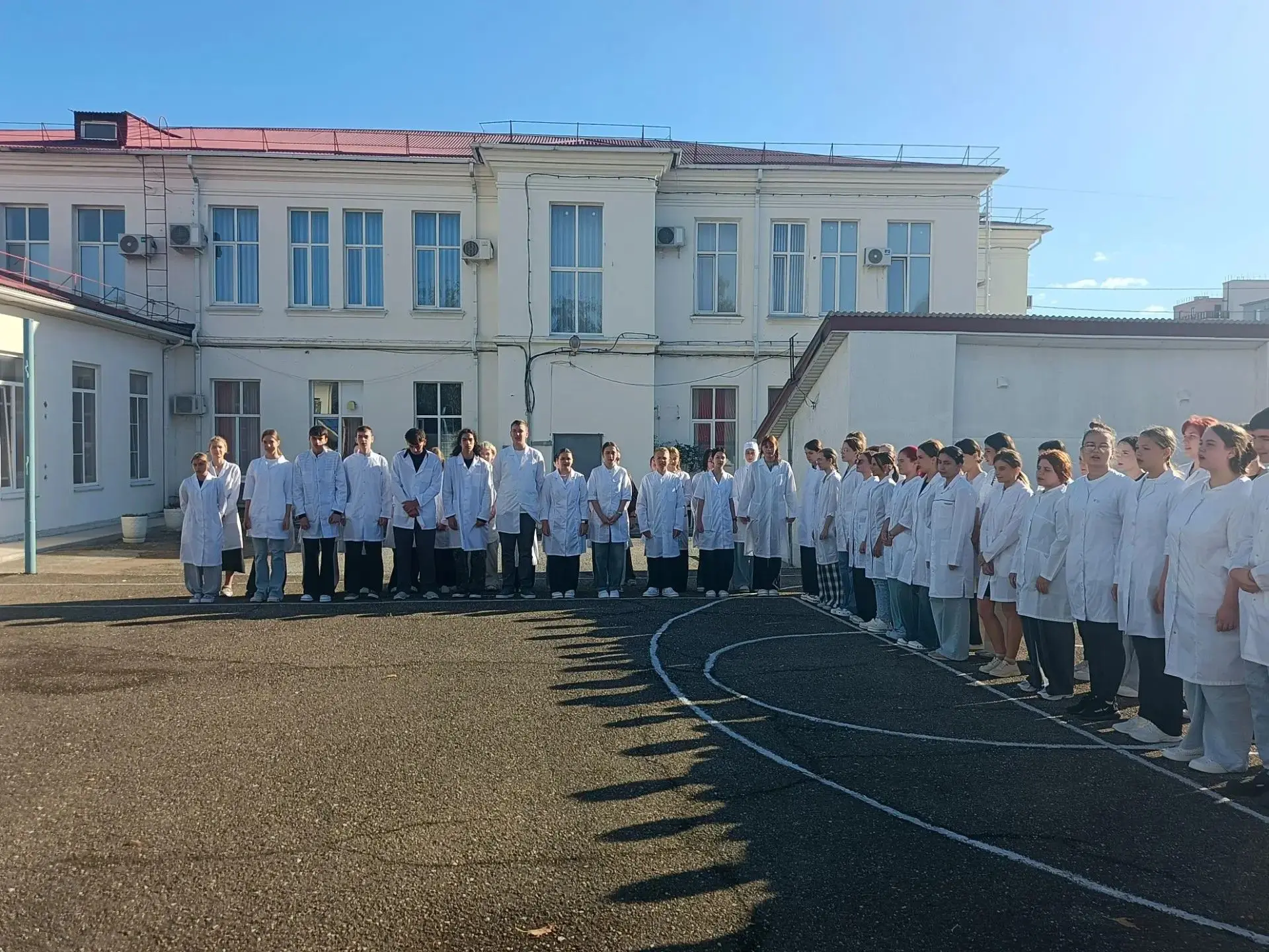 Новая учебная неделя в колледже традиционно началась с линейки с подъёмом флага и испол...