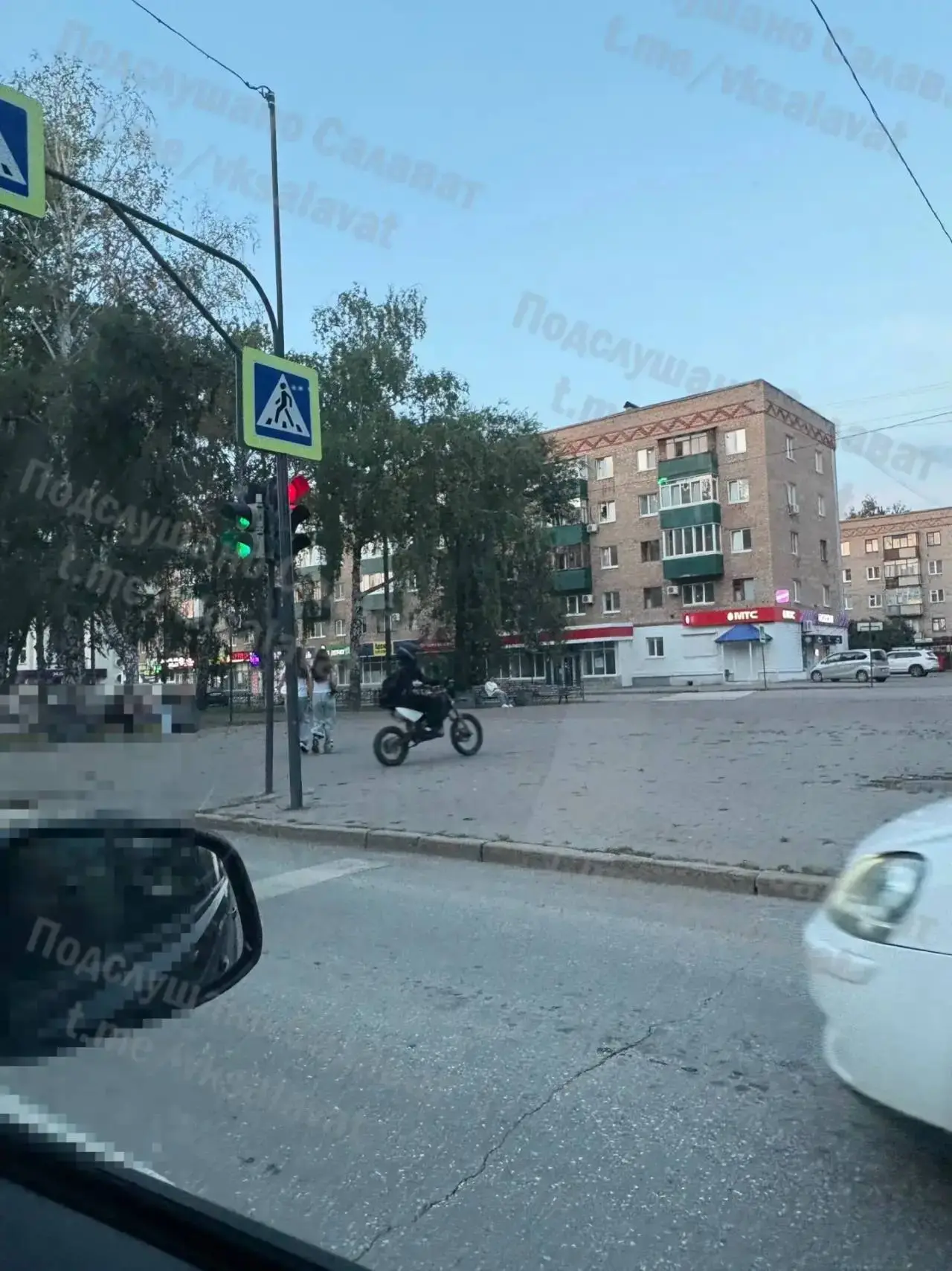 Почему по тратуарам ездят? Разве можно?