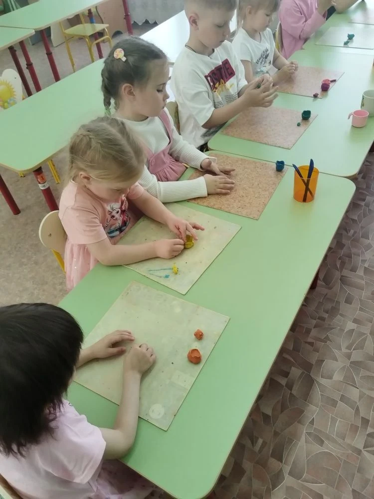 Лепка "Чашечка"
Тема недели Прощание с избой
Учить лепить посуду, используя приемы раскатывания , вд