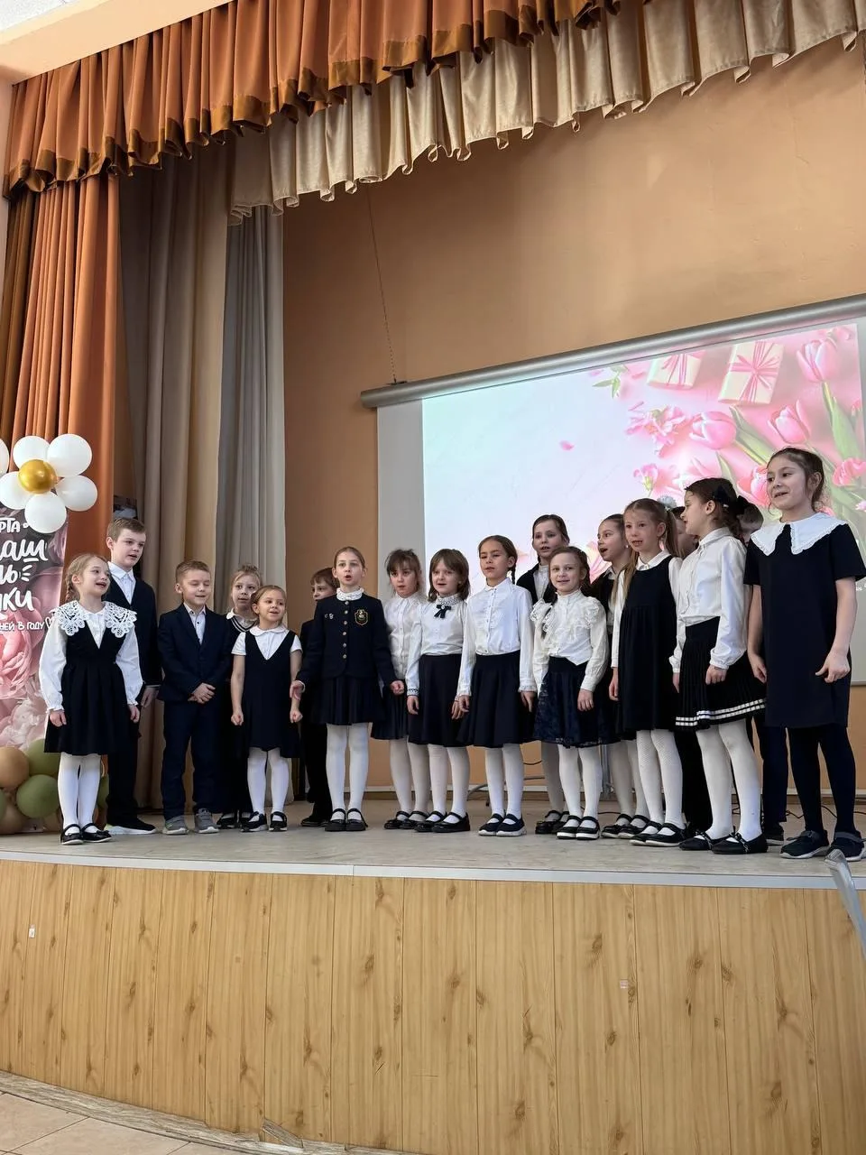 МЕЖДУНАРОДНЫЙ ЖЕНСКИЙ ДЕНЬ В ГИМНАЗИИ🌸💃  В пятницу  в гимназии отметили 8 Марта. Мальчики каждого кл
