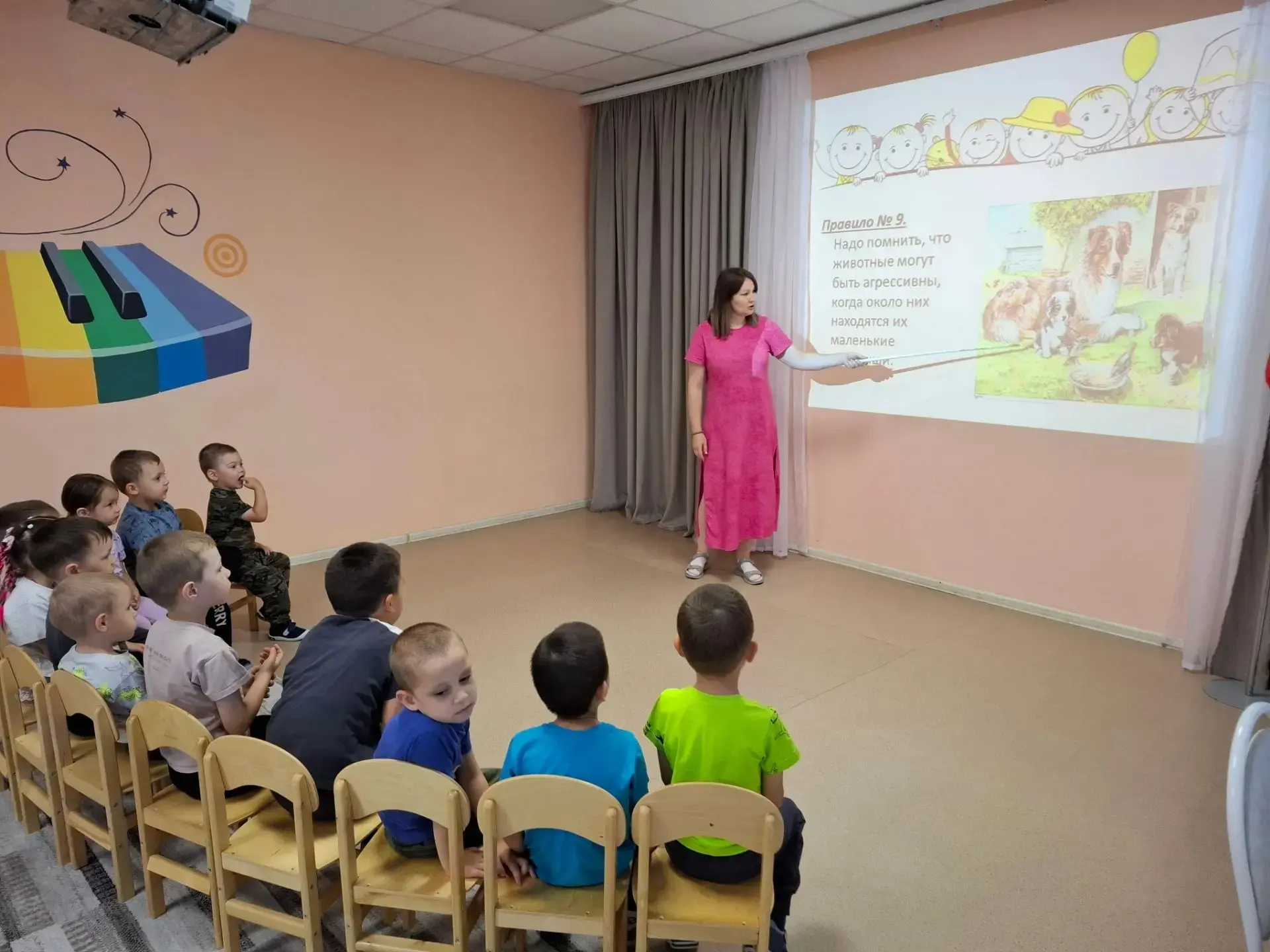 В рамках месячника безопасности с детьми средней группы провели беседу "Правила безопас...