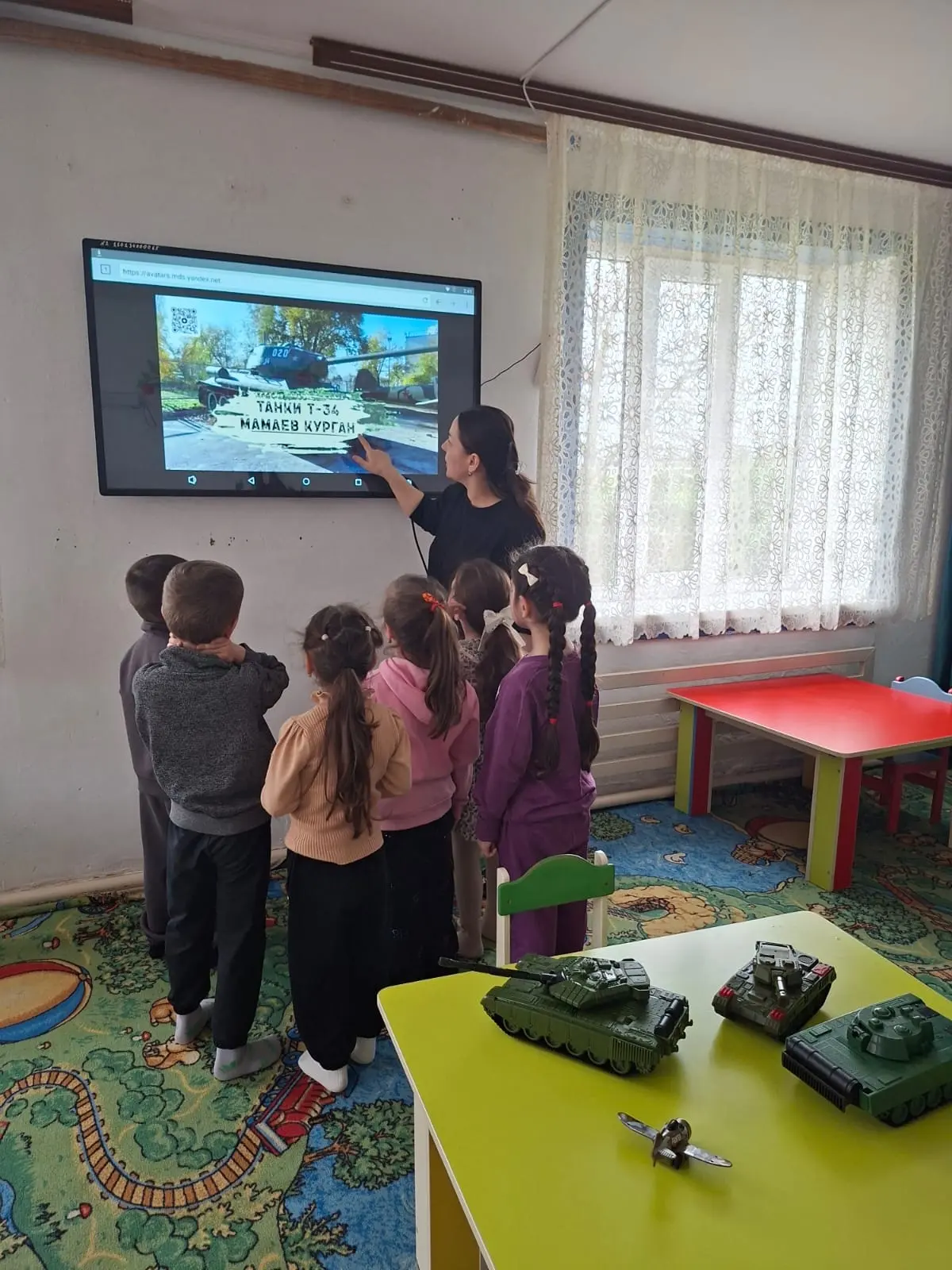 Занятие в старшей группе по позновательному развитию 
Ребенок и окружаюший мир 
Военная техника  "Та