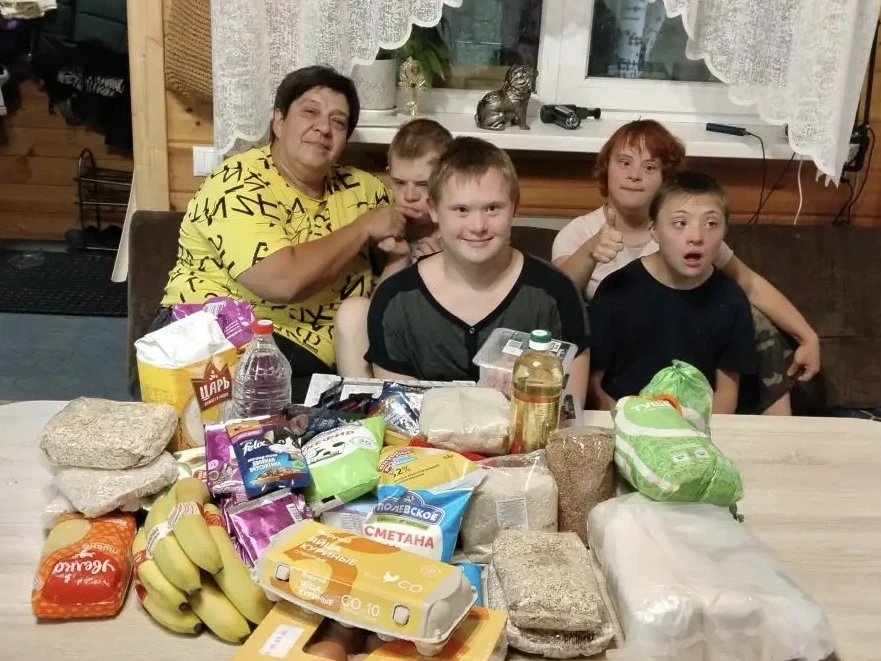 Когда воспитанник уезжает из «Маяка» в приёмную семью, начинается новый этап его жизни....