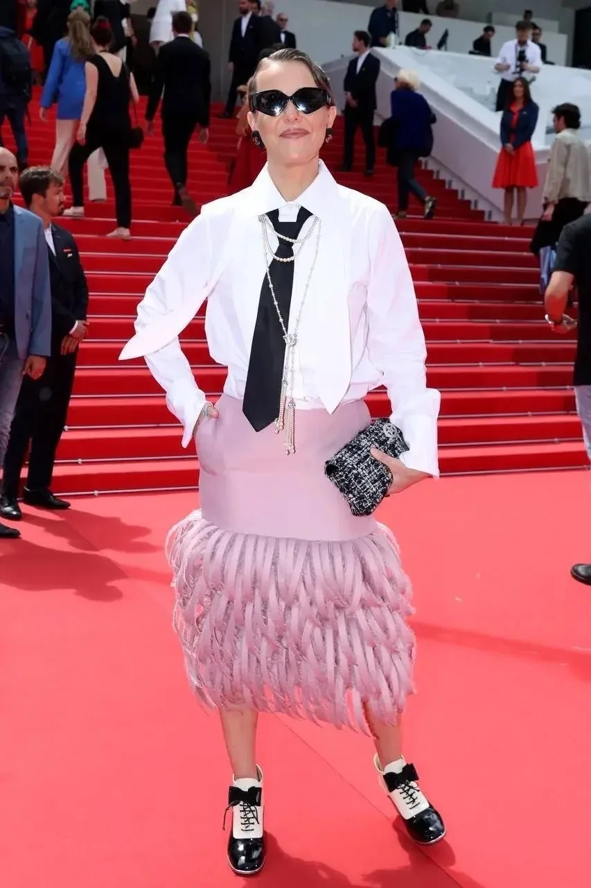 Ксения Собчак покоряет Каннский фестиваль в образе, который стоит свыше 2 млн рублей🫣Для выхода теле