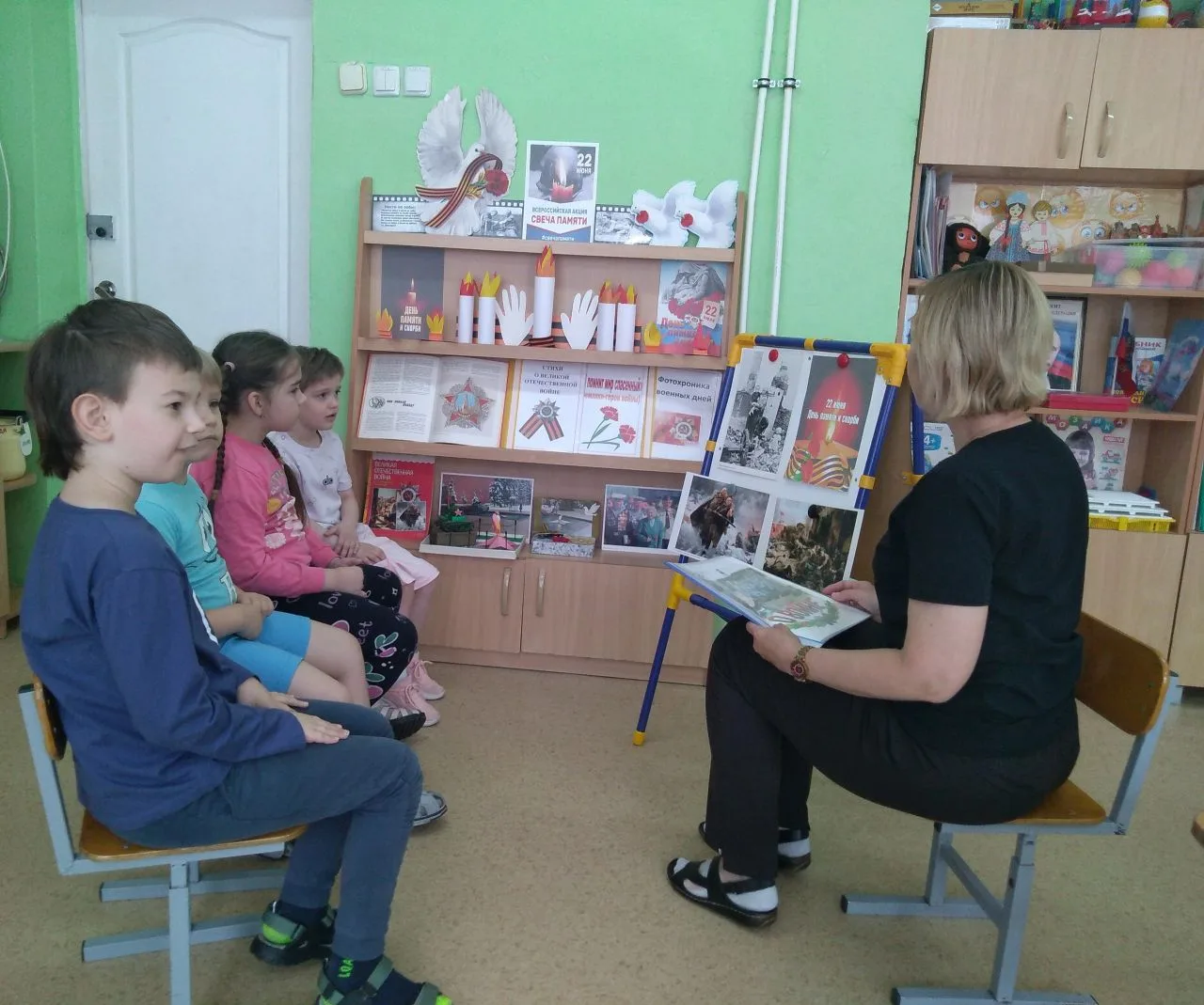 Горит свеча, мерцает тихо,
Напоминая нам о тех,
Кто не вернулся с поля боя,
Кто подарил нам этот све