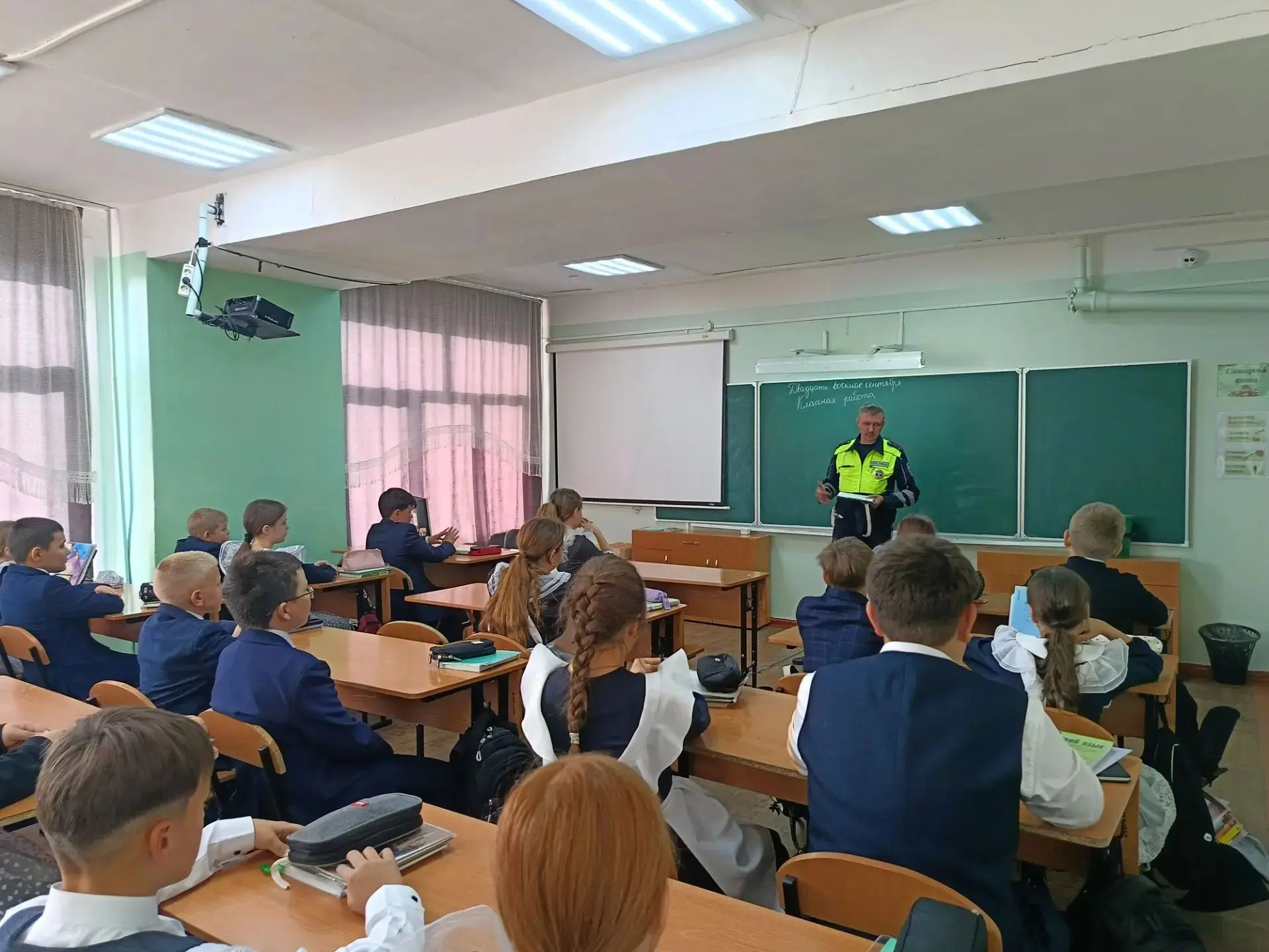 На этой неделе в школе состоялась встреча учащихся с представителем Госавтоинспекции — ...