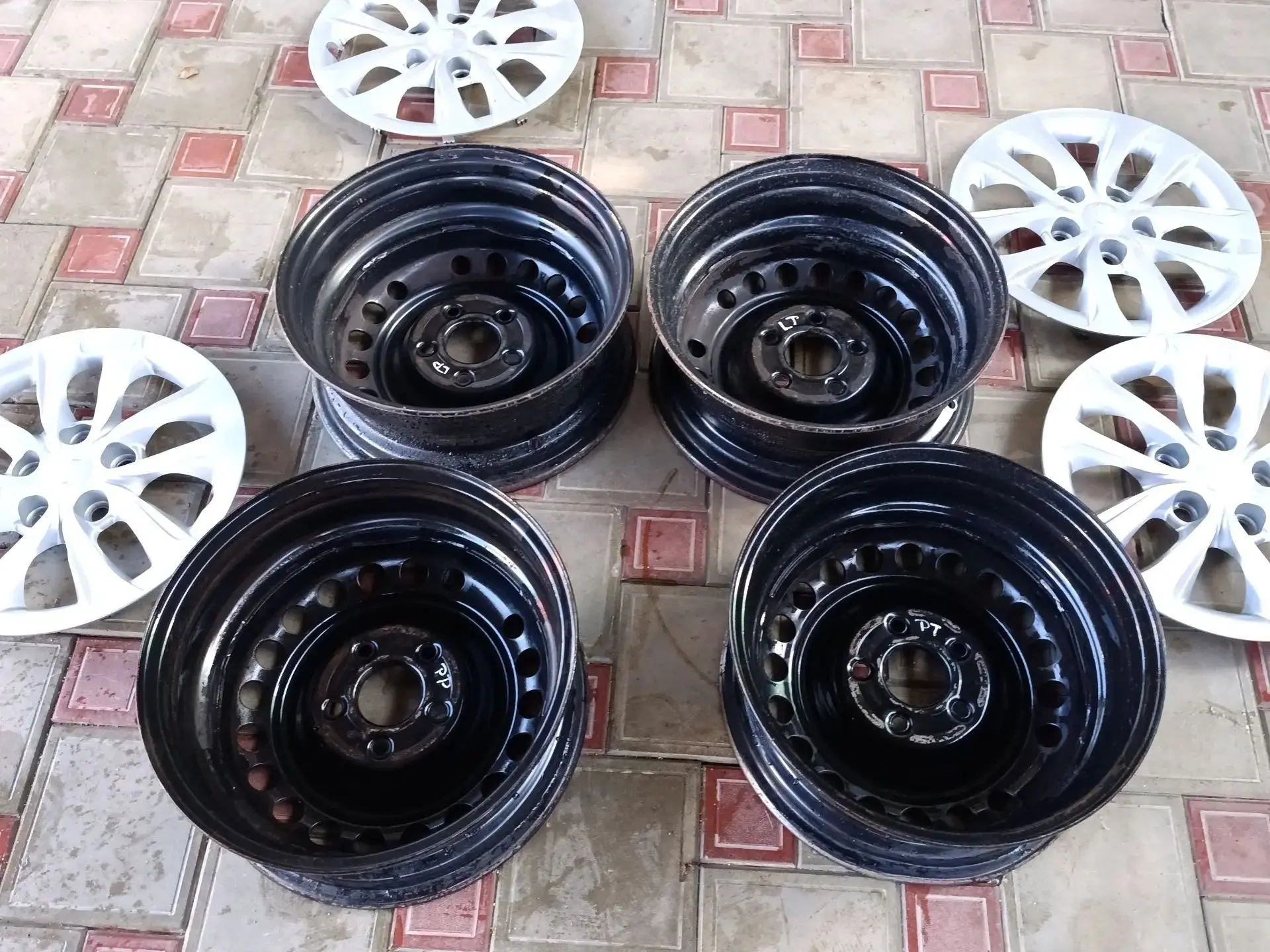 Диски с колпаками оригинальные, R15,  5*114.3 стояли на Киа сид , подойдут на многие мо...