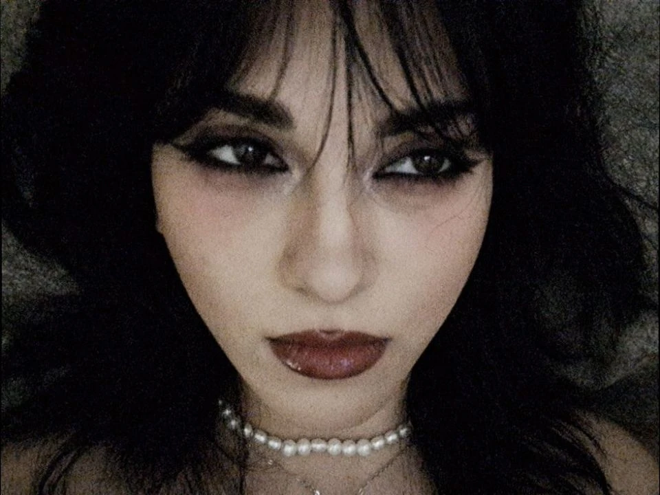 Vampy chic makeup — это драматичный, загадочный образ в духе «тёмной женственности». В ...