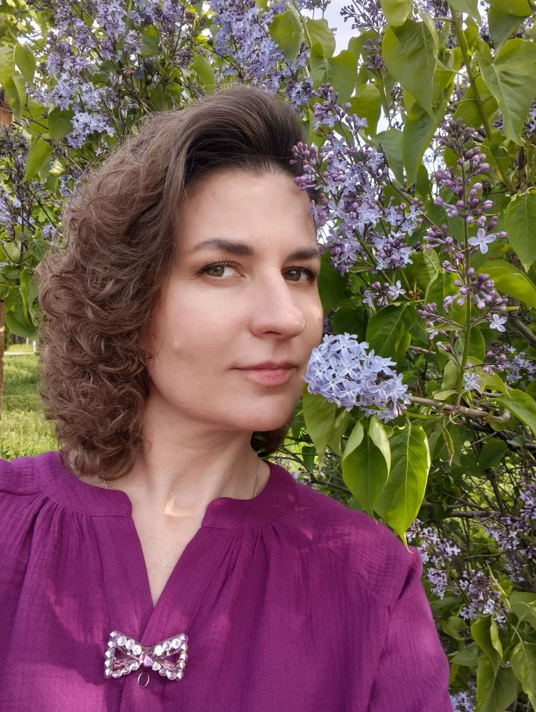Гуляю, наслаждаюсь любимым временем года, выгуливаю новую брошечку🎀