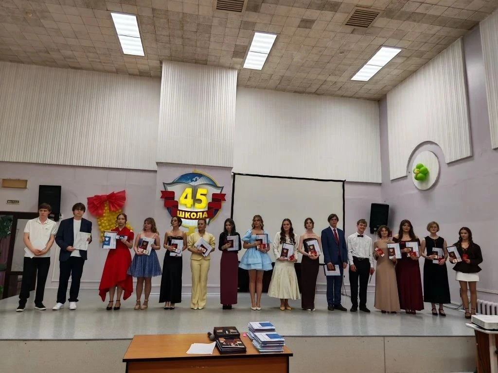 Вот и всё... Уроки закончены, экзамены сданы, аттестаты получены, а впереди — только новая, большая 