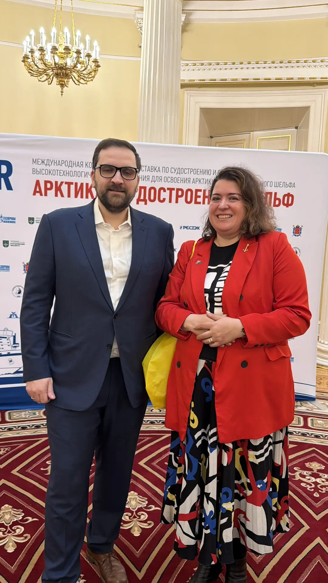 Ваша Виктория Корабеловна на площадке OMR -2026 с директором ААНИИ Макаровым Александром
