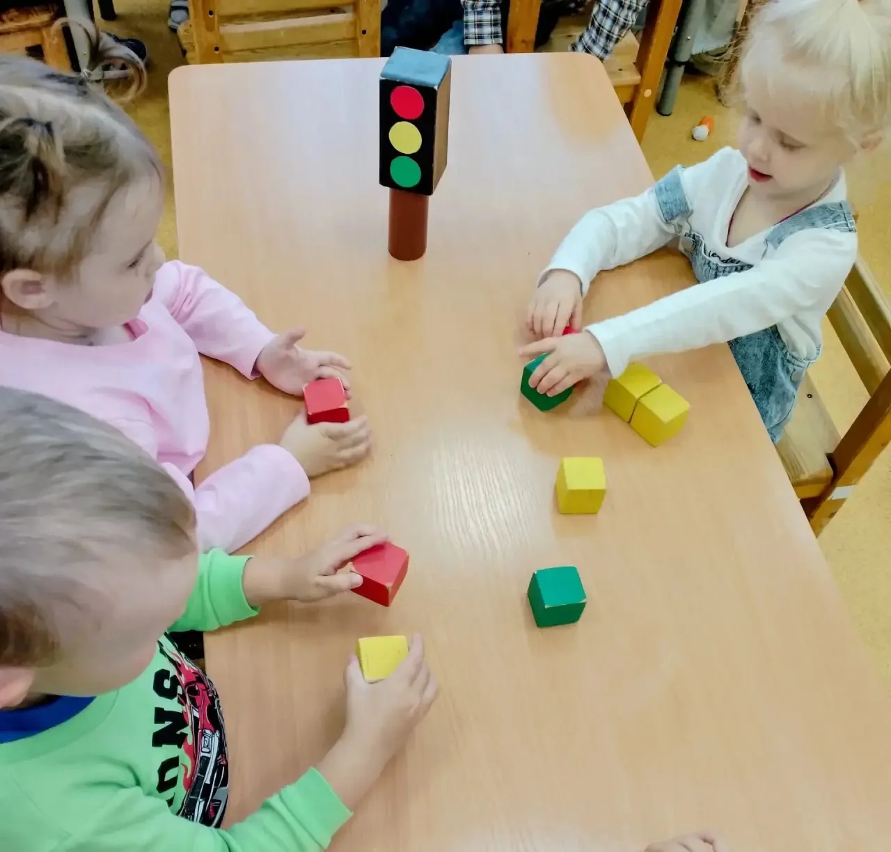 📣В группе младшего возраста №3 с детьми проведена игра- занятие: «На дорогу ты смотри,...