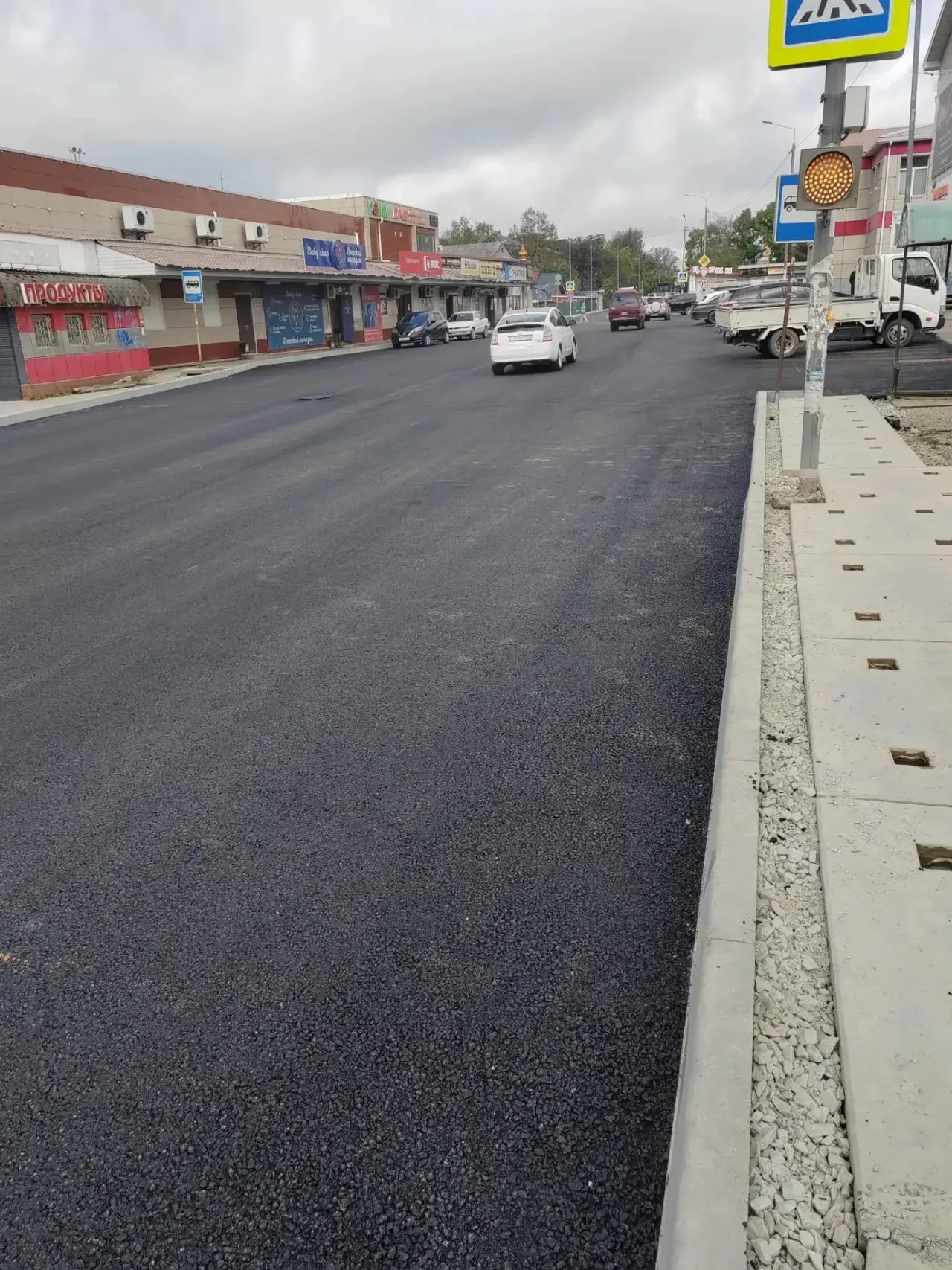 В селе Вольно-Надеждинское на улице Железнодорожной идут работы по укладке асфальта