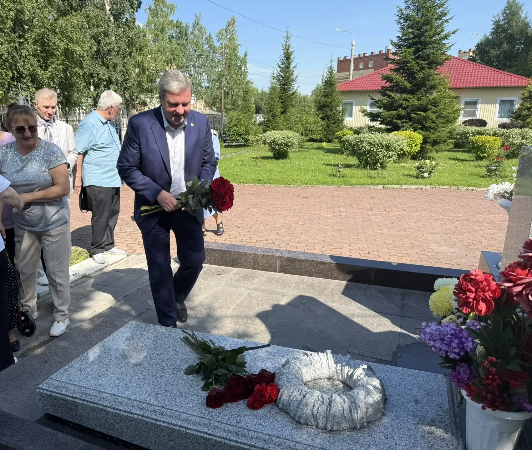 Сегодня вместе с семьей Павла Николаевича Балакшина возложил цветы к его памятнику. 10 ...