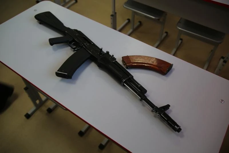 В Хилке осудили мужчину, который стрелял из охолощенного автомата по прохожим.