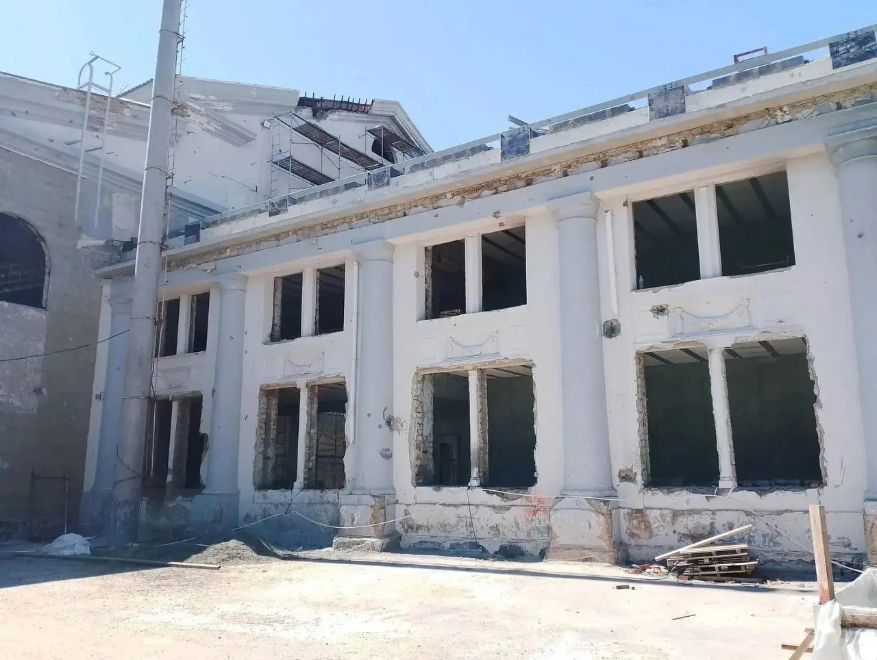 В Мариуполе продолжают восстанавливать ДК «Строитель».