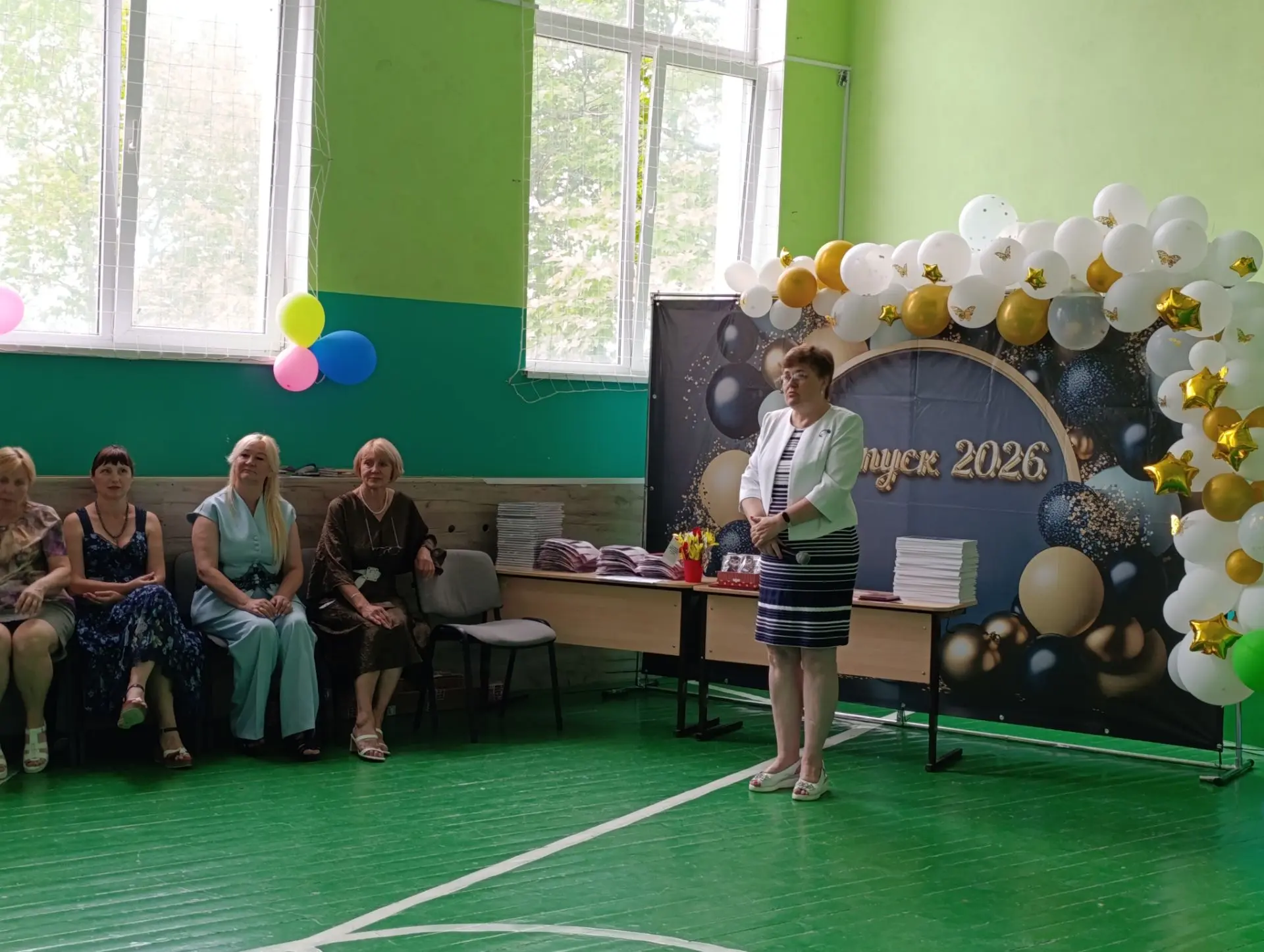 🌟 Прощай, 9 класс! 🌈

Сегодня в нашей школе прозвучал последний звонок для 9-х классов, и в воздух