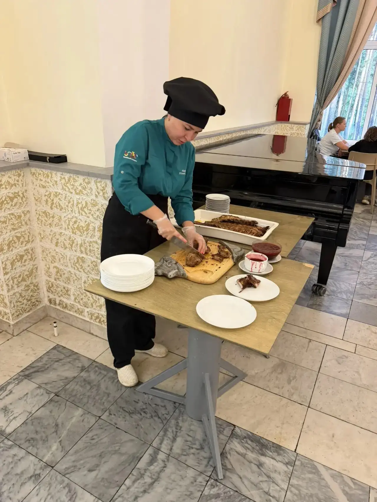 Сегодня наш Шеф-повар балует гостей фирменным блюдом! 👩🏻‍🍳