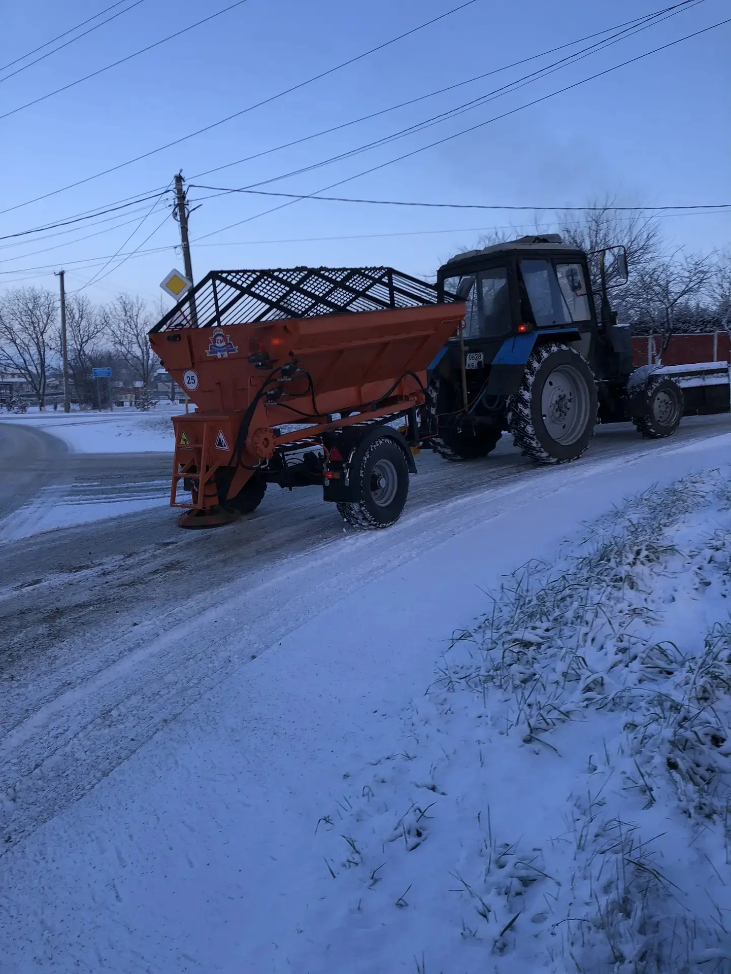 МУП «Коммунальник»: профилактика гололёда на дорогах Новотитаровского сельского поселения.