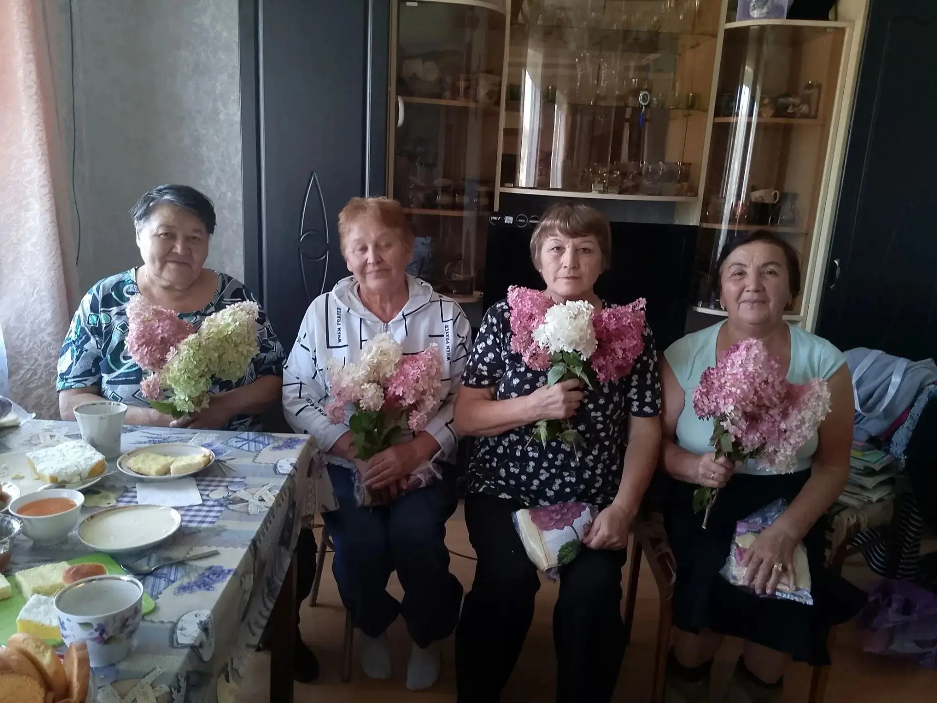 Поздравление ветеранов  педагогического труда.