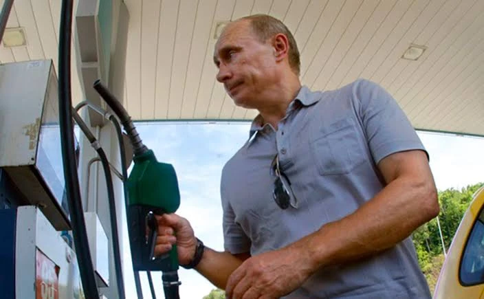 Путин ответил, стоит ли россиянам привыкать к дефициту бензина