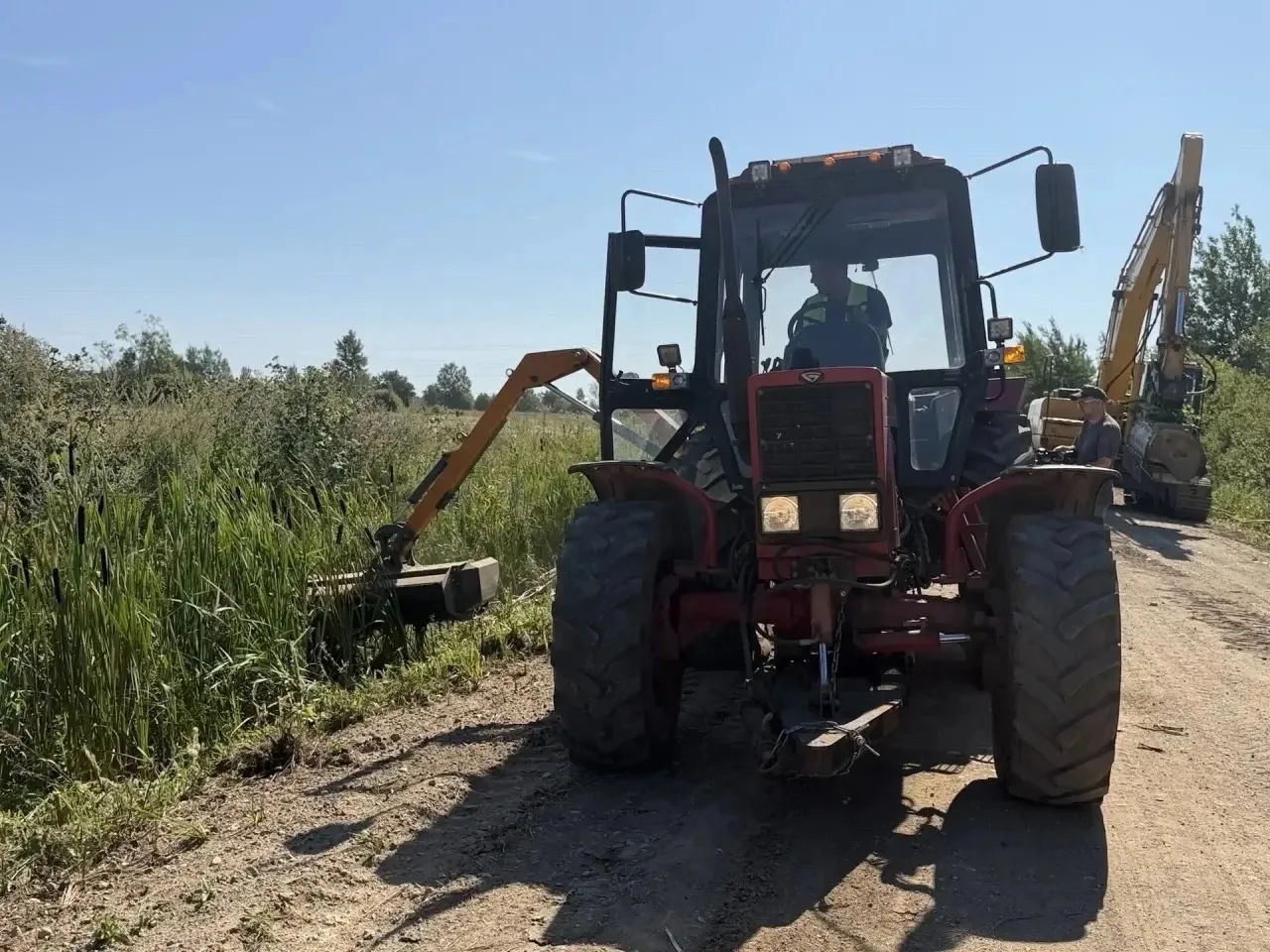 🚜 На территории Новгородского округа продолжаются работы по содержанию региональных дорог
 
В Новго