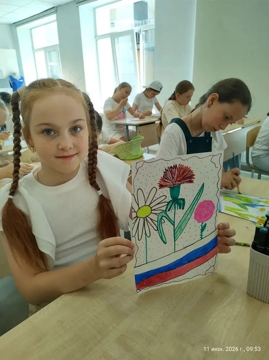 Цветы для России. 🇷🇺
У нашей страны  день рождения — День России. Ребята решили подарить ей самое 