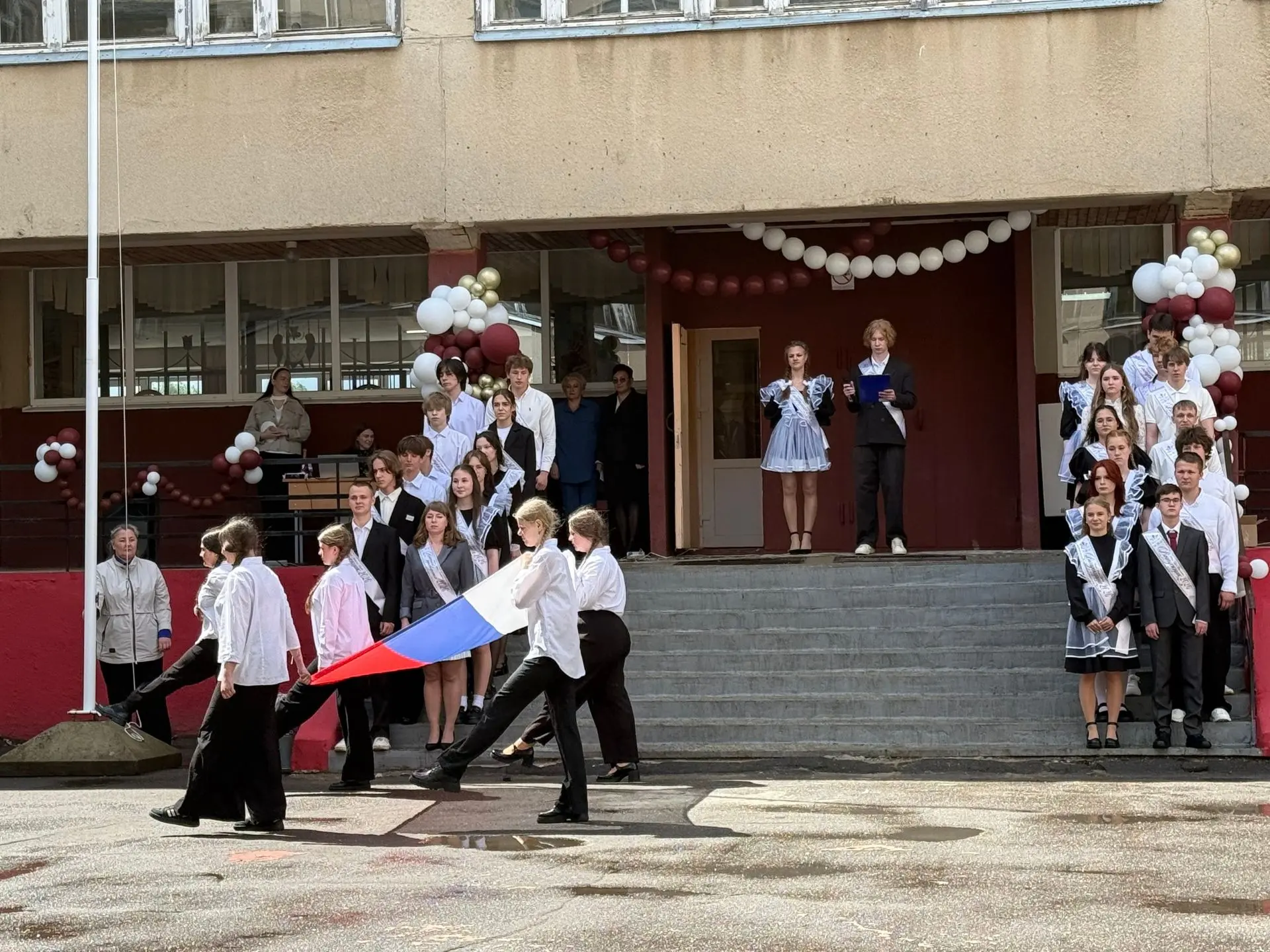 В школе №69 прозвенел последний звонок для выпускников 9 и 11 классов.   Школьный двор наполнился ул