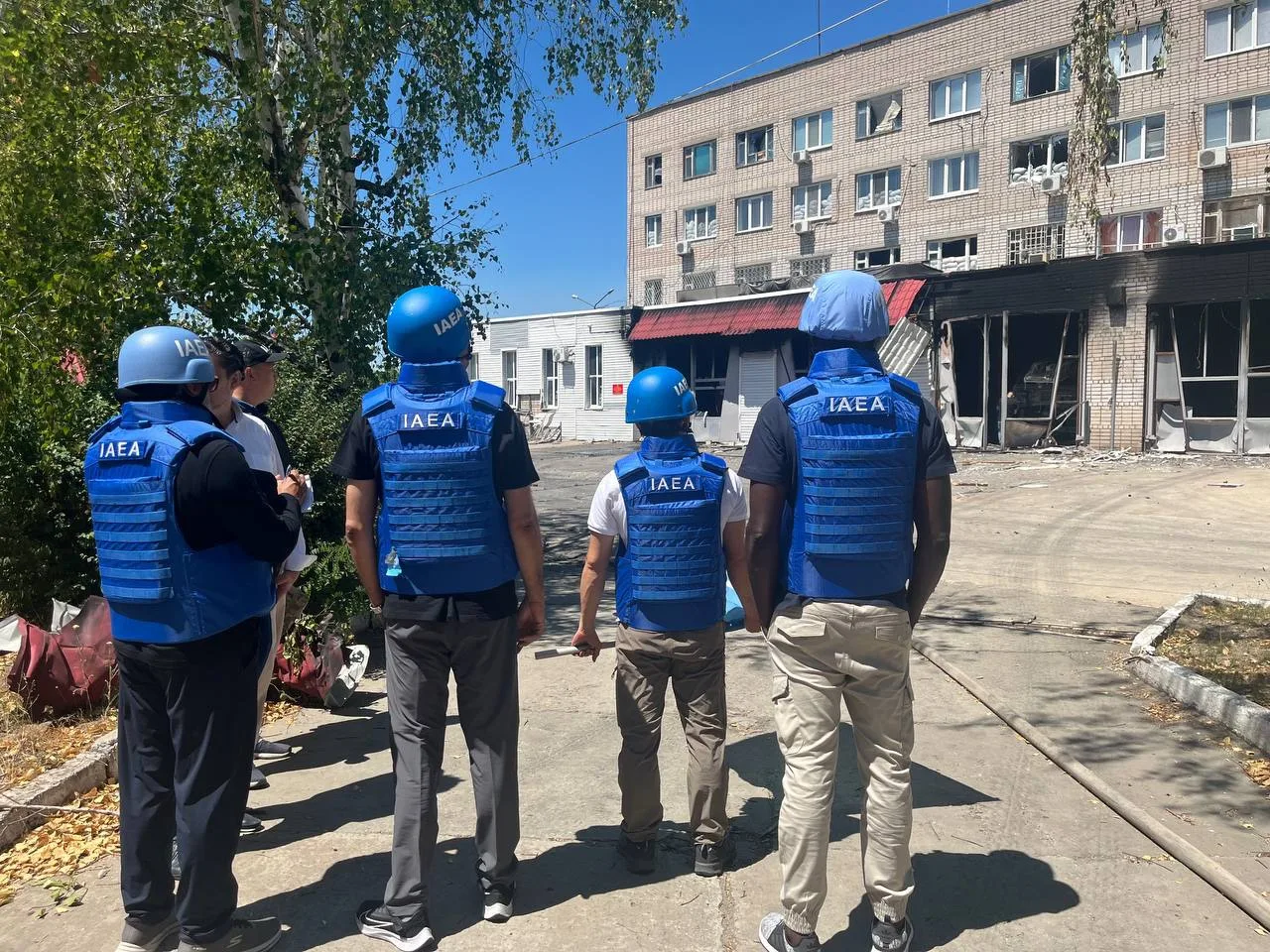 Экспертам МАГАТЭ на Запорожской АЭС продемонстрировали последствия атаки ВСУ на пожарно-спасательную